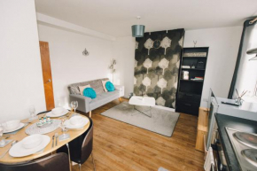 Luxury Central Luton - King-size Apartment - Free Parking - Free Wi-Fi - Near Shops & LTN Airport